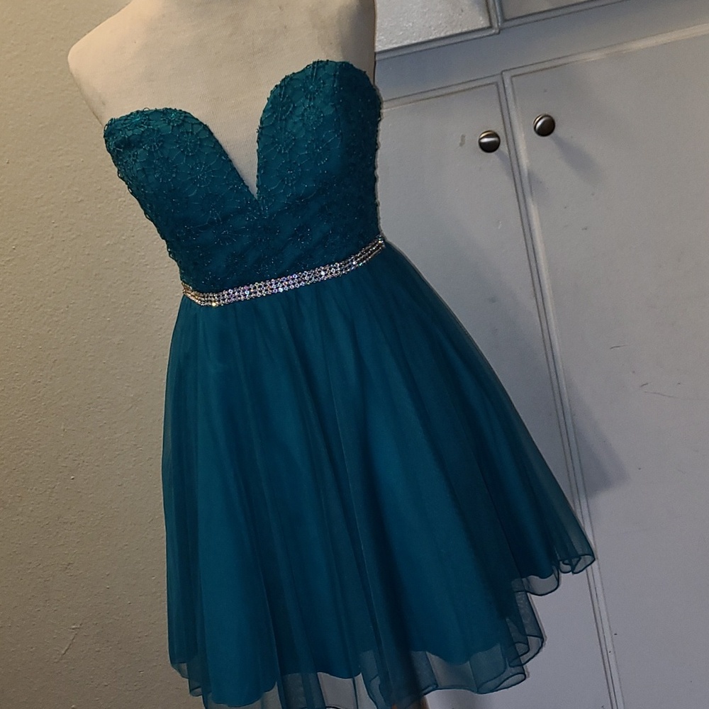 Beautiful  dress / size 3  color green